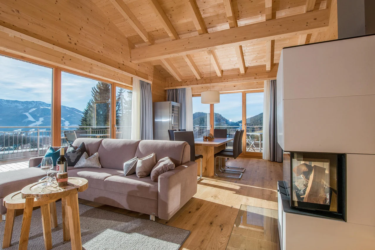 Wohnraum mit sichtbarer Holzkonstruktion und Blick auf die Berge